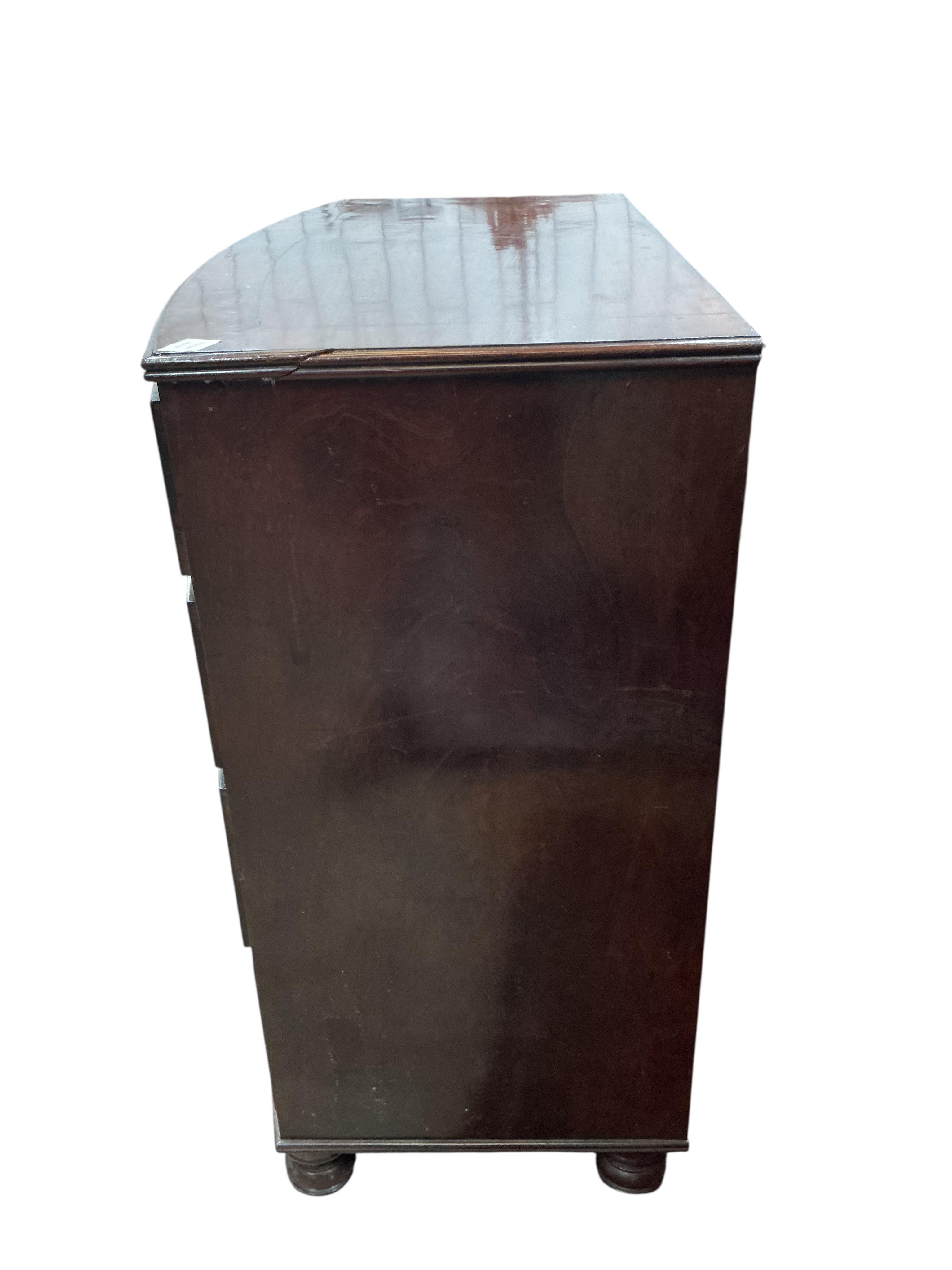 A Regency mahogany bow front chest of drawers, width 108cm, depth 53cm, height 100cm